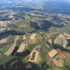 Flugwegposition um 12:52:34: Aufgenommen in der Nähe von Gemeinde Bad Zell, Bad Zell, Österreich in 1454 Meter